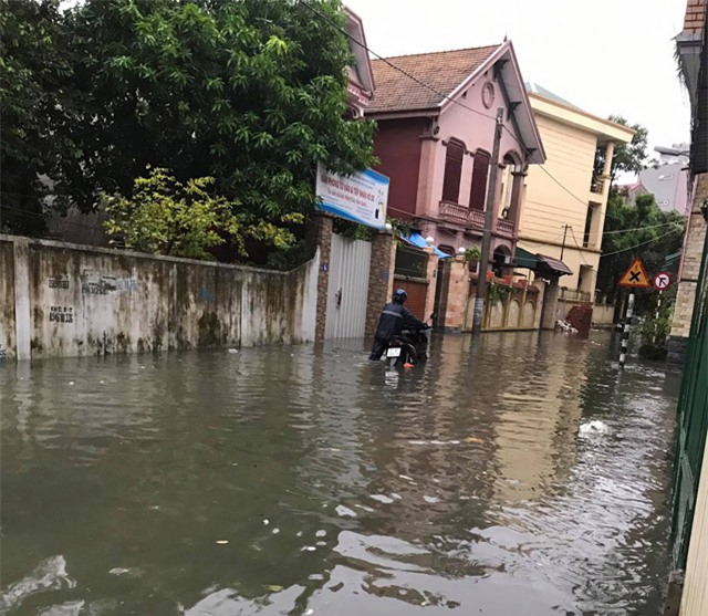 nghe an: bo me vang nha, be trai 4 tuoi di tim ong ba bi nuoc cuon mat tich - 4