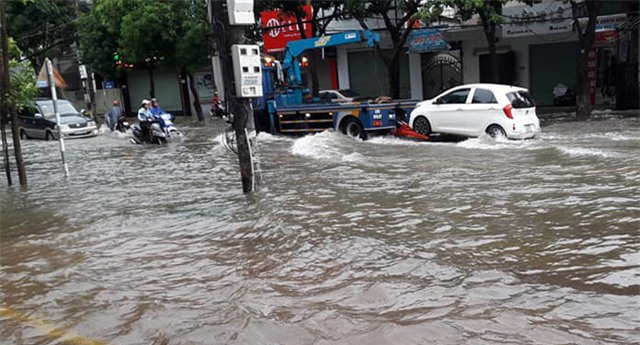 nghe an: bo me vang nha, be trai 4 tuoi di tim ong ba bi nuoc cuon mat tich - 5