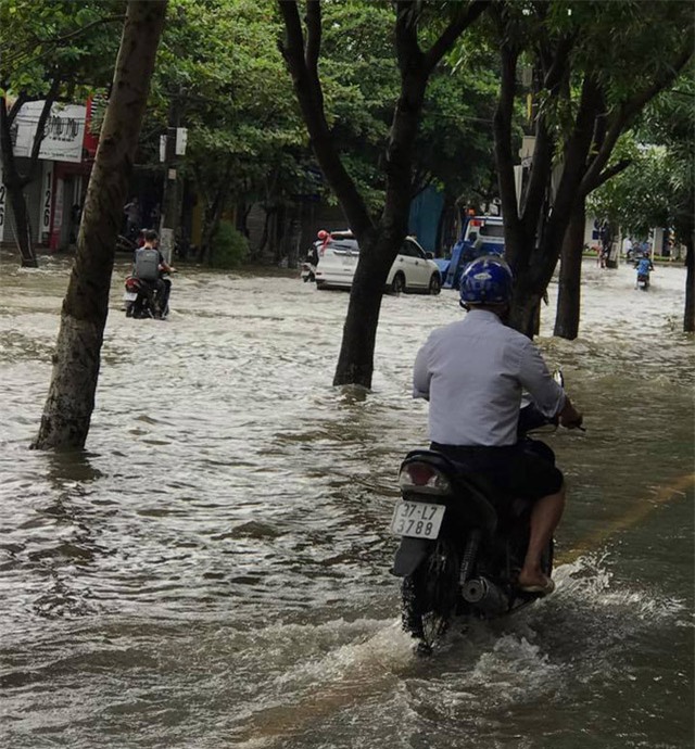 nghe an: bo me vang nha, be trai 4 tuoi di tim ong ba bi nuoc cuon mat tich - 6