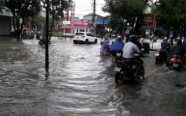 nghe an: bo me vang nha, be trai 4 tuoi di tim ong ba bi nuoc cuon mat tich - 7