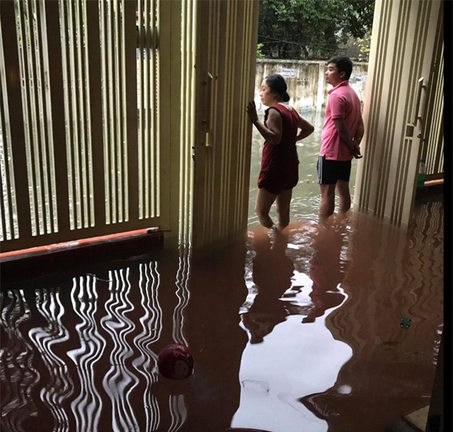 nghe an: bo me vang nha, be trai 4 tuoi di tim ong ba bi nuoc cuon mat tich - 8