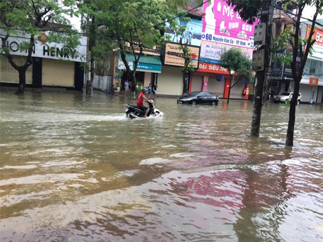 nghe an: bo me vang nha, be trai 4 tuoi di tim ong ba bi nuoc cuon mat tich - 9