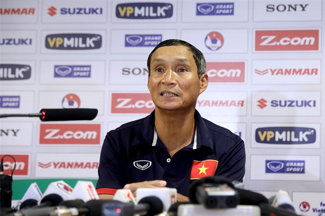 
HLV Mai Đức Chung chia tay đội tuyển Việt nam sau chiến thắng 5-0 - Ảnh: Gia Hưng
