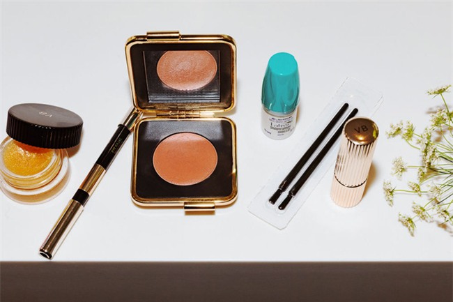 Victoria Beckham bật mí loạt sản phẩm làm đẹp giúp cô luôn đẹp rạng rỡ - Ảnh 7.