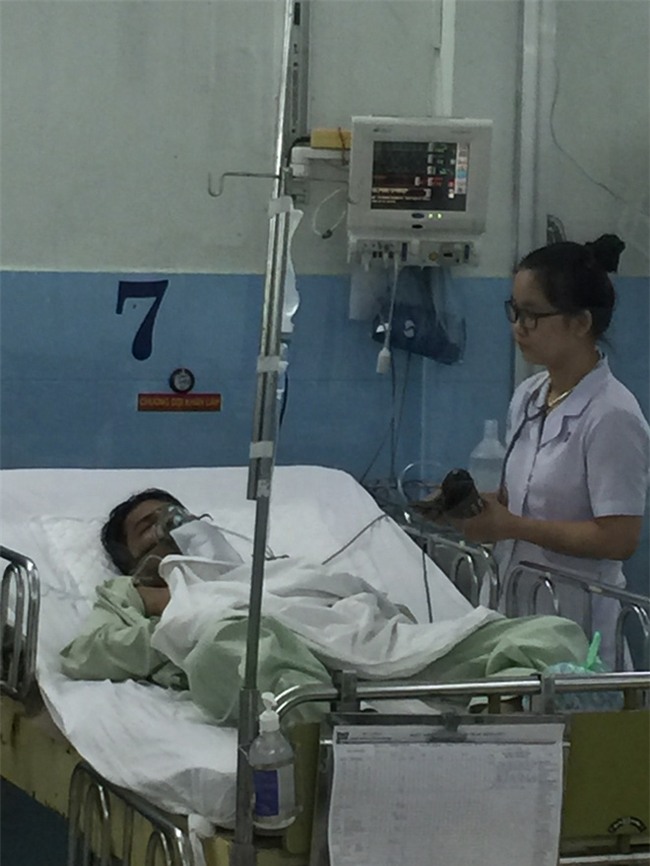 Vụ rò khí độc ở Bình Chánh: Một nạn nhân nguy kịch, một phụ nữ bỏng mắt nặng - Ảnh 1.