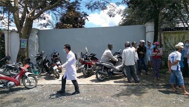 Vụ rò khí độc ở Bình Chánh: Một nạn nhân nguy kịch, một phụ nữ bỏng mắt nặng - Ảnh 3.