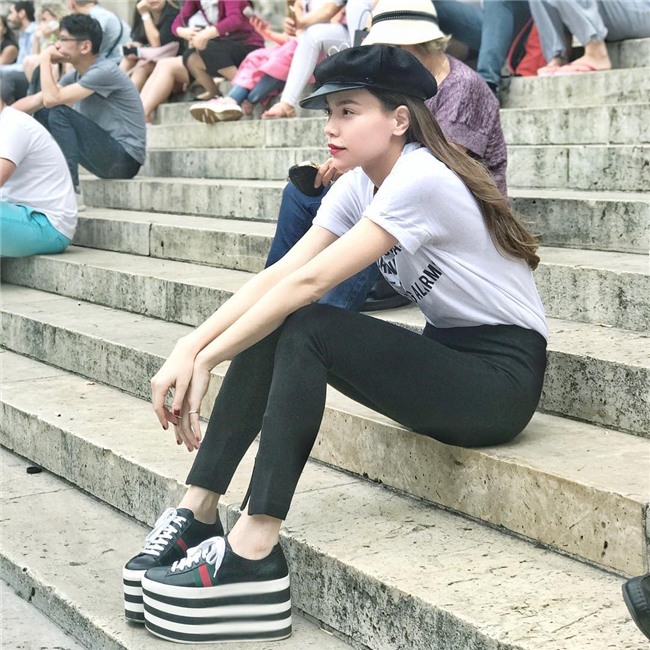 Hà Hồ diện giày bánh mì kiện tướng 20cm, fan thảng thốt hỏi: Chị mang đôi này thì cao 2 mét ư?-1