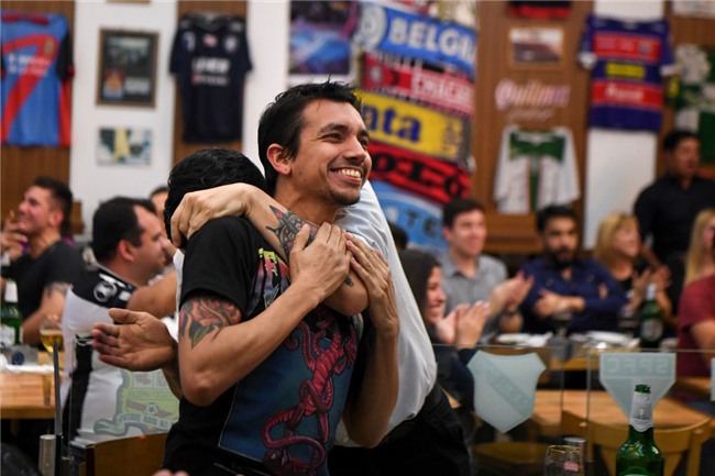 Dan Argentina trang dem an mung, chu tich LDBD bat khoc om chat Messi hinh anh 10