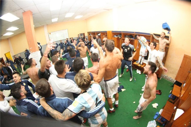 Dan Argentina trang dem an mung, chu tich LDBD bat khoc om chat Messi hinh anh 2