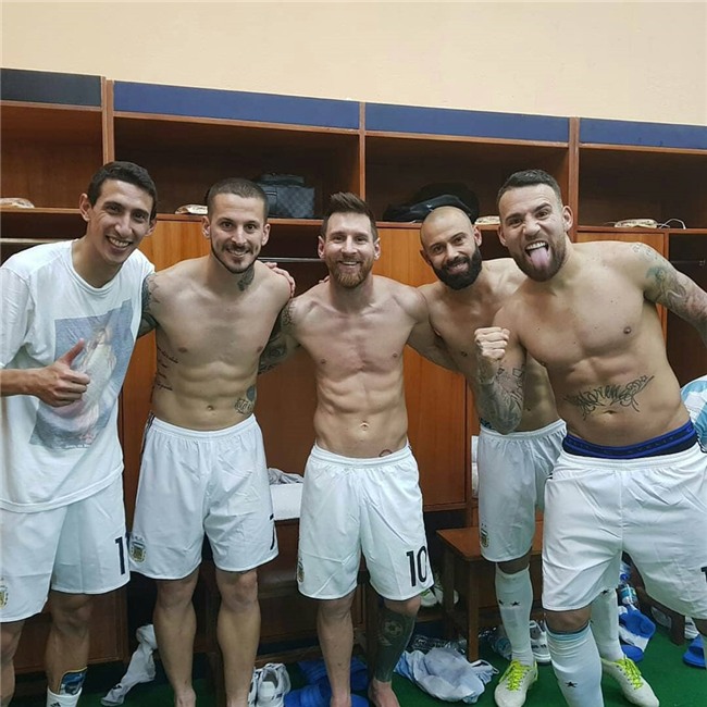 Dan Argentina trang dem an mung, chu tich LDBD bat khoc om chat Messi hinh anh 3