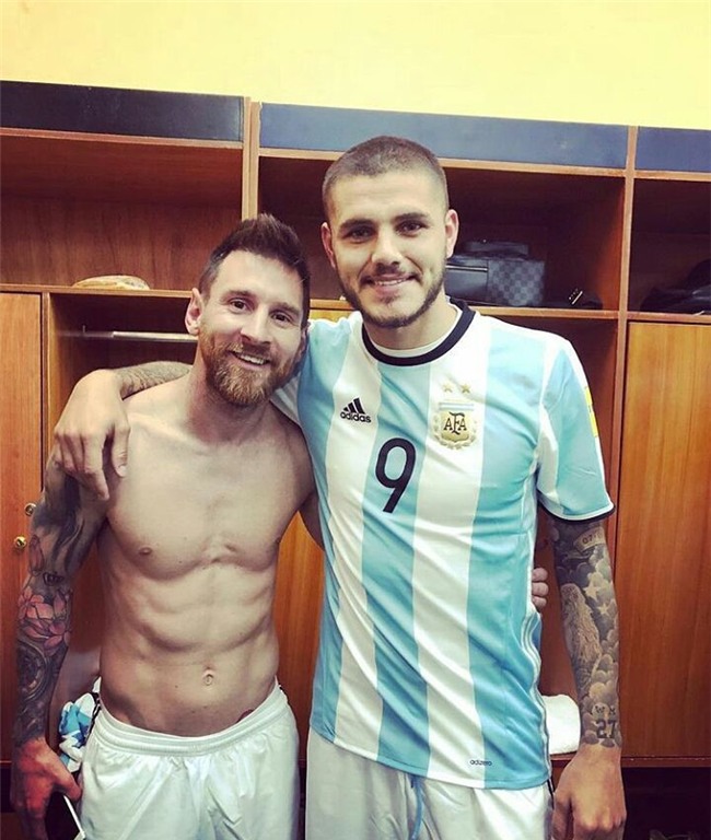 Dan Argentina trang dem an mung, chu tich LDBD bat khoc om chat Messi hinh anh 4