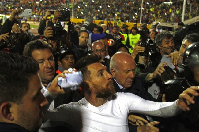 Dan Argentina trang dem an mung, chu tich LDBD bat khoc om chat Messi hinh anh 5