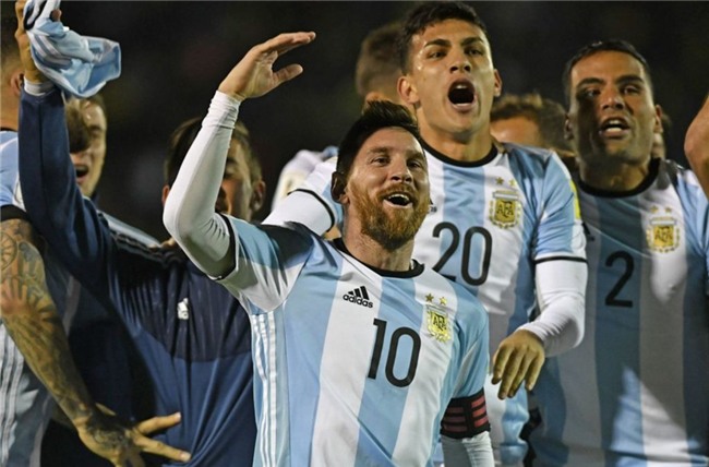 Dan Argentina trang dem an mung, chu tich LDBD bat khoc om chat Messi hinh anh 6