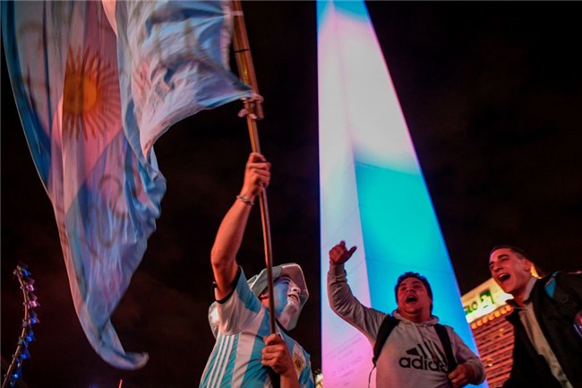 Dan Argentina trang dem an mung, chu tich LDBD bat khoc om chat Messi hinh anh 7