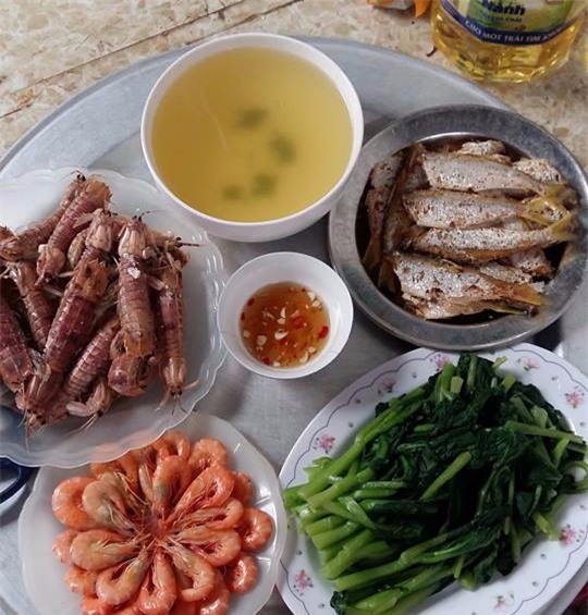 Ngao ngán trào lưu khoe cơm giá rẻ, bà mẹ cao tay khoe bữa ăn 5.000 đồng siêu chất - Ảnh 1.