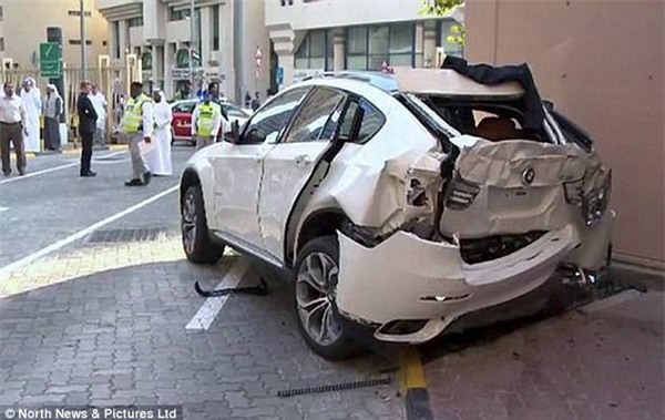 Chiếc xe BMW bị hư hỏng nặng sau khi rơi từ độ cao 24m xuống đất khiến Selmie tử vong tại chỗ