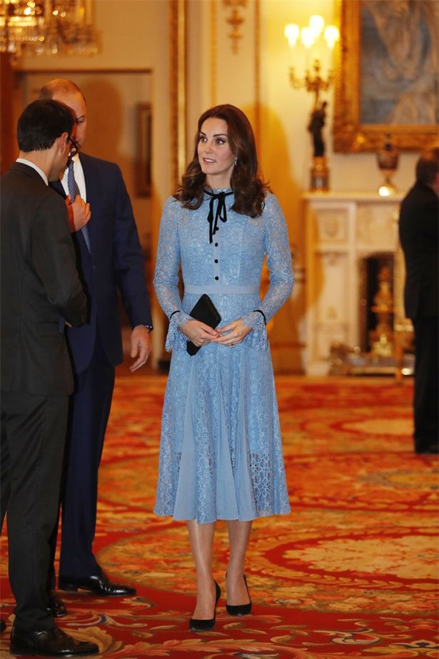 Công nương Kate lộ bụng bầu lần đầu tiên kể từ khi thông báo mang thai lần ba - Ảnh 2.