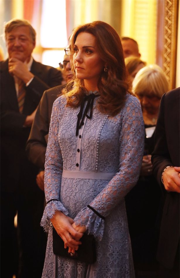 Công nương Kate lộ bụng bầu lần đầu tiên kể từ khi thông báo mang thai lần ba - Ảnh 3.