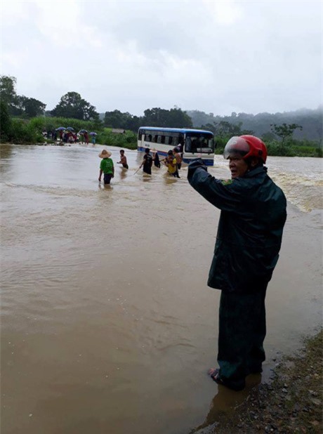 Thanh Hoa: Giai cuu thanh cong 47 hoc sinh mac ket giua dong nuoc lu vi xe chet may - Anh 1