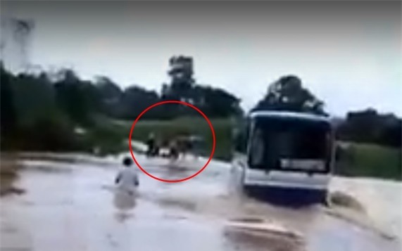 Thanh Hóa: Xe khách chết máy giữa dòng nước lũ cuồn cuộn, dân dùng giây thừng giải cứu 47 học sinh - Ảnh 2.