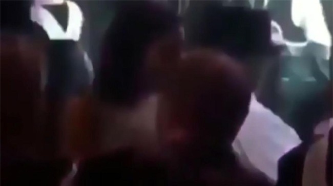 Neymar hôn say đắm Marquezine, lần thứ hai tái hợp bạn gái cũ - Ảnh 2.