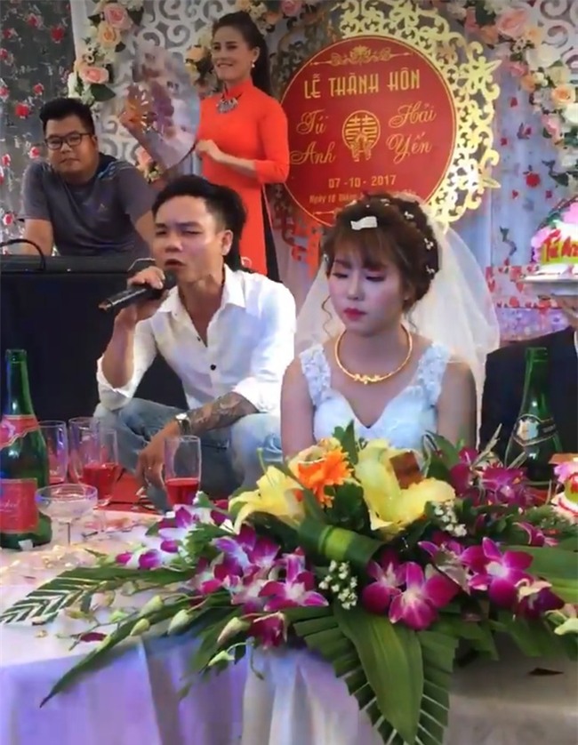 Cô dâu mặt sắp khóc khi bạn thân chú rể hát "Anh đã làm sai điều gì, mà em ra đi không một lời từ ly?" trong đám cưới - Ảnh 2.