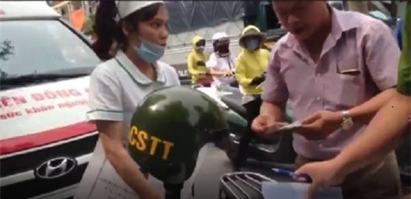 Công an lên tiếng về clip CSTT xử phạt xe cấp cứu trên phố Hà Nội: Tổ công tác làm đúng luật nhưng hơi cứng nhắc - Ảnh 1.