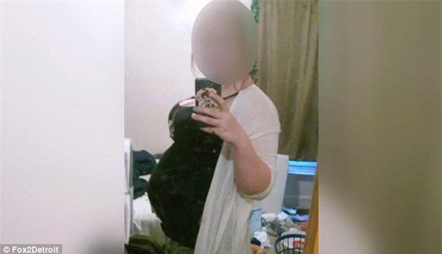 “Chửa trâu” 10 tháng chưa đẻ, gia đình bàng hoàng khi phát hiện bí mật đen tối của cô con gái tuổi teen - Ảnh 1.