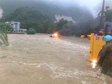 hy huu: o to bat ngo bóc chay giua dong nuoc lu o hoa binh hinh anh 1