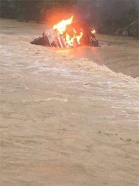 hy huu: o to bat ngo bóc chay giua dong nuoc lu o hoa binh hinh anh 2