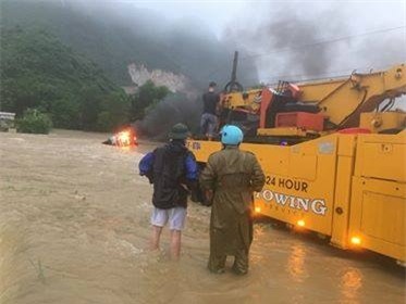 hy huu: o to bat ngo bóc chay giua dong nuoc lu o hoa binh hinh anh 3