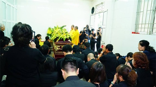 dam tang thay van nhu cuong: nguoi vo dung khong vung khi den nha tang le - 4