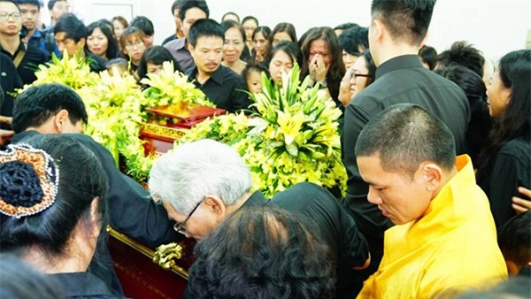 dam tang thay van nhu cuong: nguoi vo dung khong vung khi den nha tang le - 5