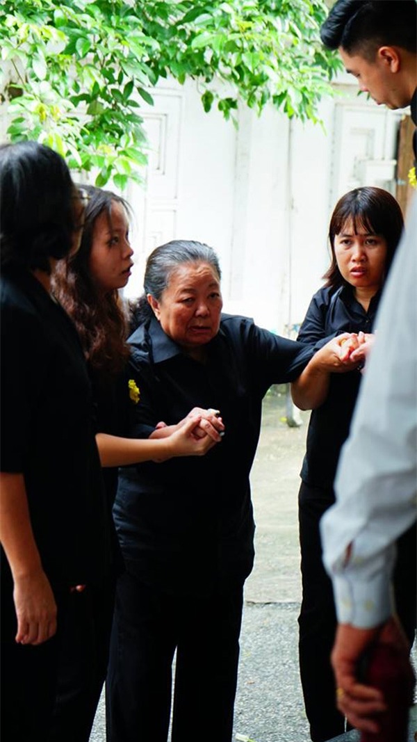 dam tang thay van nhu cuong: nguoi vo dung khong vung khi den nha tang le - 3