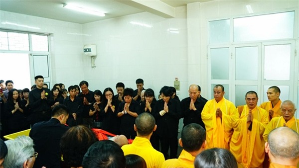 dam tang thay van nhu cuong: nguoi vo dung khong vung khi den nha tang le - 4