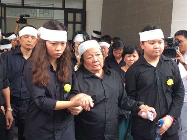 dam tang thay van nhu cuong: nguoi vo dung khong vung khi den nha tang le - 4