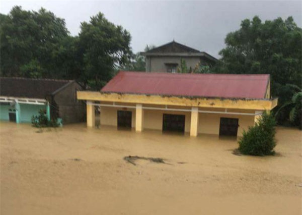 ha noi: vo de o chuong my, nuoc chay xiet phu trang ca mot vung - 10