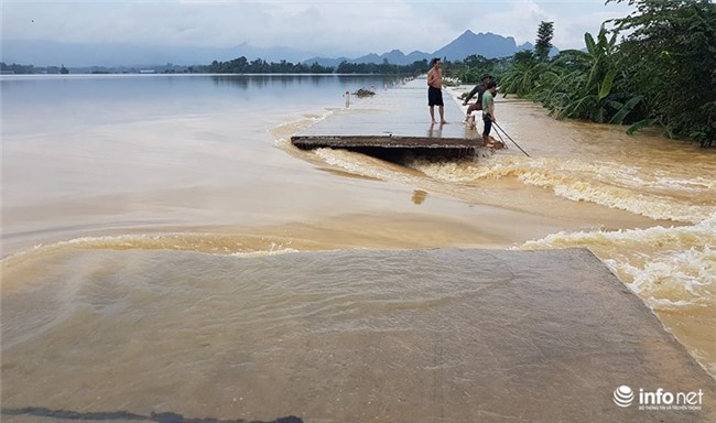 ha noi: vo de o chuong my, nuoc chay xiet phu trang ca mot vung - 2