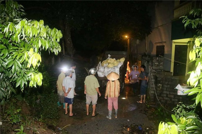 ha noi: vo de o chuong my, nuoc chay xiet phu trang ca mot vung - 7