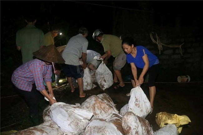 ha noi: vo de o chuong my, nuoc chay xiet phu trang ca mot vung - 8