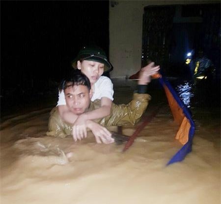 ha noi: vo de o chuong my, nuoc chay xiet phu trang ca mot vung - 9