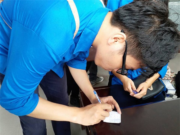 hoc sinh luong the vinh xep hang dai don linh cuu thay van nhu cuong ve truong - 40