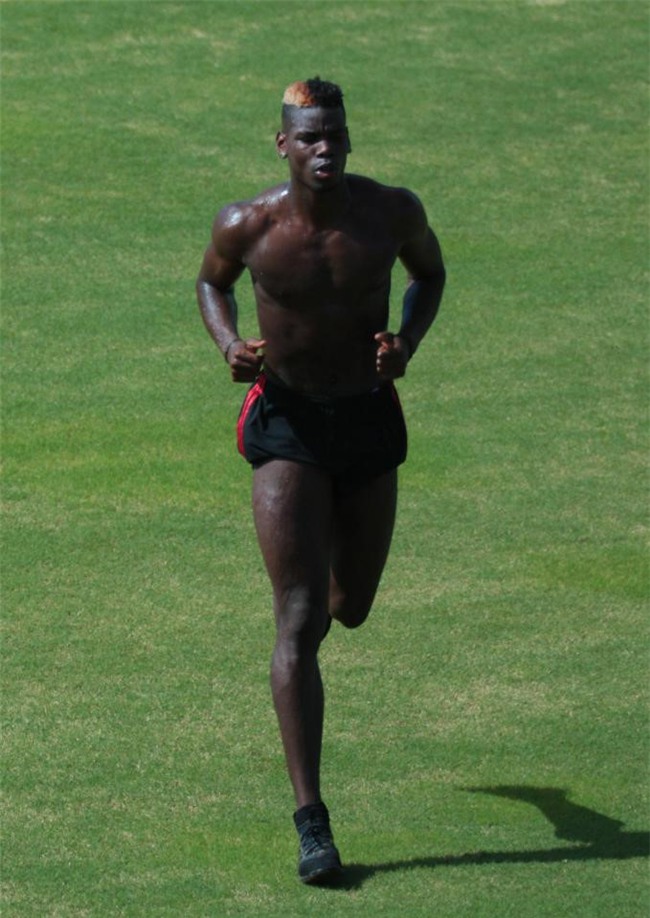 Tich cuc luyen tap, Pogba san sang tro lai thi dau cho MU hinh anh 1