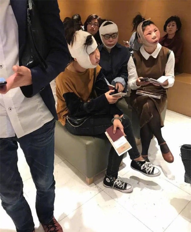 Sự thật về bức ảnh 3 cô gái sang Hàn đập mặt xây lại bị chặn ở sân bay vì dung nhan khác xa ảnh hộ chiếu - Ảnh 1.