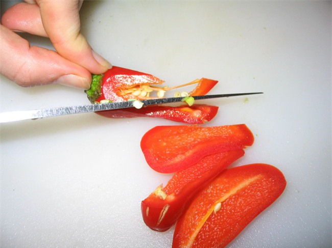 Rửa nước không hết đâu, tay dính ớt thì nhúng ngay vào bát nước này - Ảnh 1.