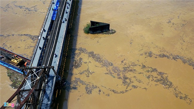 Nuoc song Hong dang cao, bai giua o Ha Noi chim nghim hinh anh 6