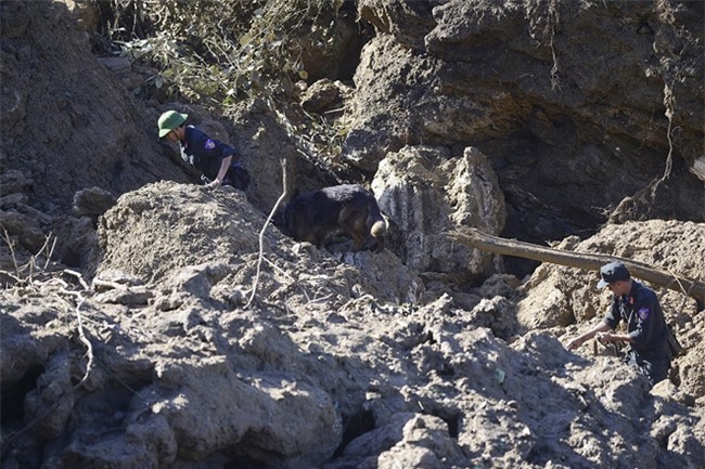 Truong xom bi chon vui khi keu goi nguoi dan chay khoi vung sat lo hinh anh 1