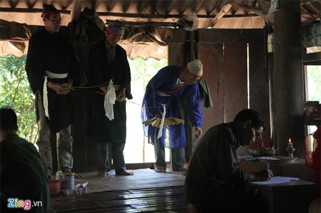 Truong xom bi chon vui khi keu goi nguoi dan chay khoi vung sat lo hinh anh 3