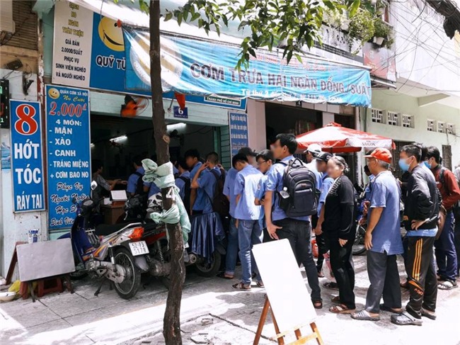 Phát ngôn gây tranh cãi: Sinh viên sức dài vai rộng ăn cơm từ thiện 2.000 đồng là không có lòng tự trọng? - Ảnh 1.