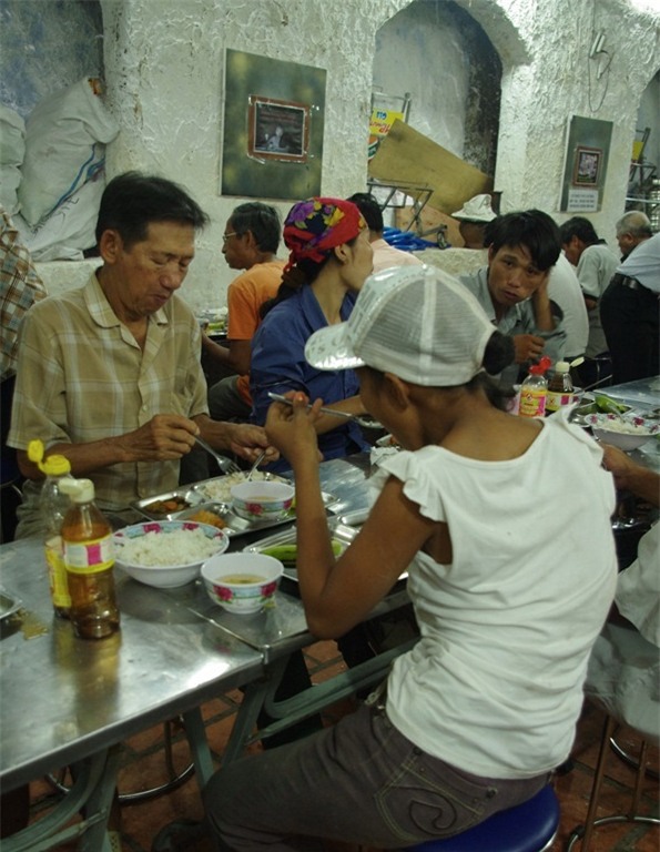 Phát ngôn gây tranh cãi: Sinh viên sức dài vai rộng ăn cơm từ thiện 2.000 đồng là không có lòng tự trọng? - Ảnh 2.